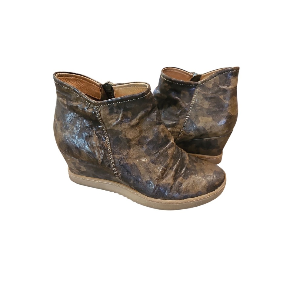 Sofft Sz 9 Siri Camo Wedge Bootie Slip Resistant Side Zip Waterproof Leather